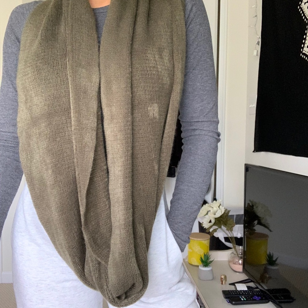 a green scarf